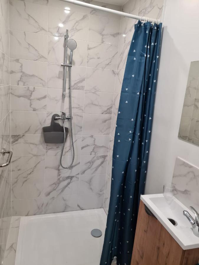 Studio Independant Et Bien Equipe Avec Veranda Commune Neuilly-sur-Marne Exteriör bild